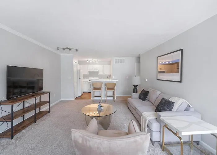 Landing Incredible 1bd Tennis Court Gym Apartment West Dundee