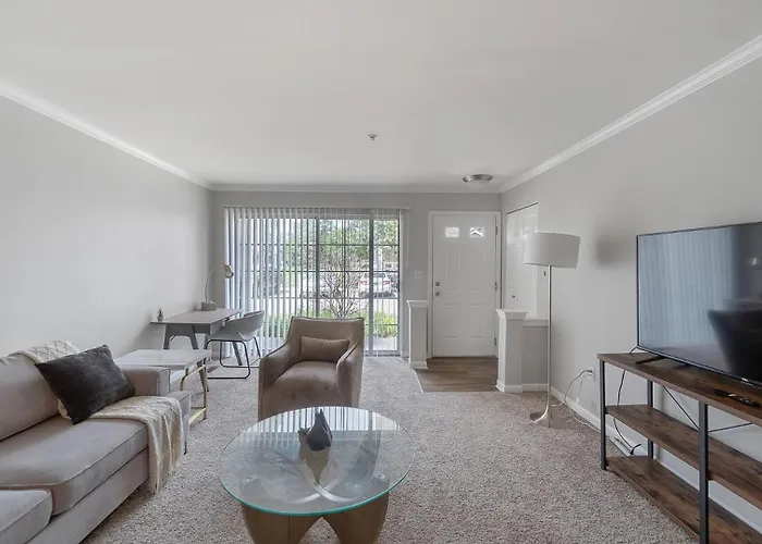 Landing Incredible 1bd Tennis Court Gym West Dundee