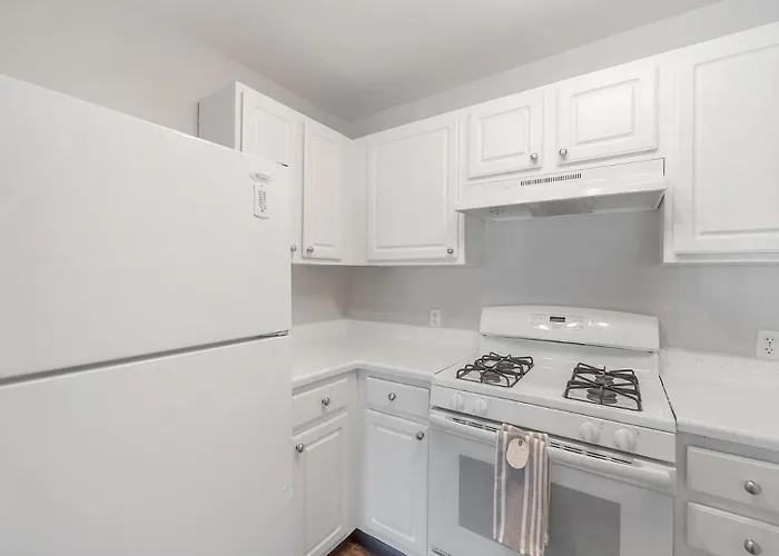 Landing Incredible 1bd Tennis Court Gym Apartment West Dundee