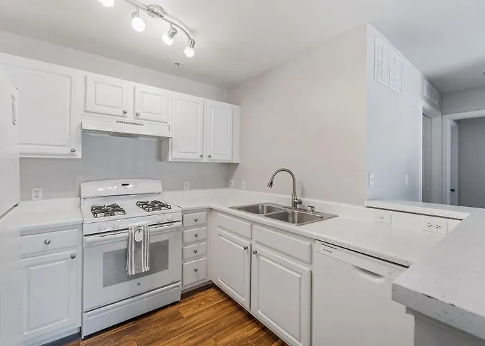 Landing Incredible 1bd Tennis Court Gym *