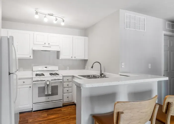 Landing Incredible 1bd Tennis Court Gym West Dundee
