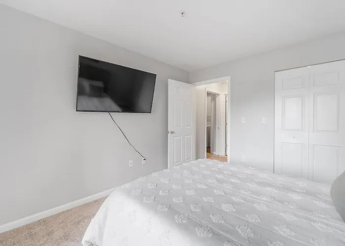 Landing Incredible 1bd Tennis Court Gym West Dundee