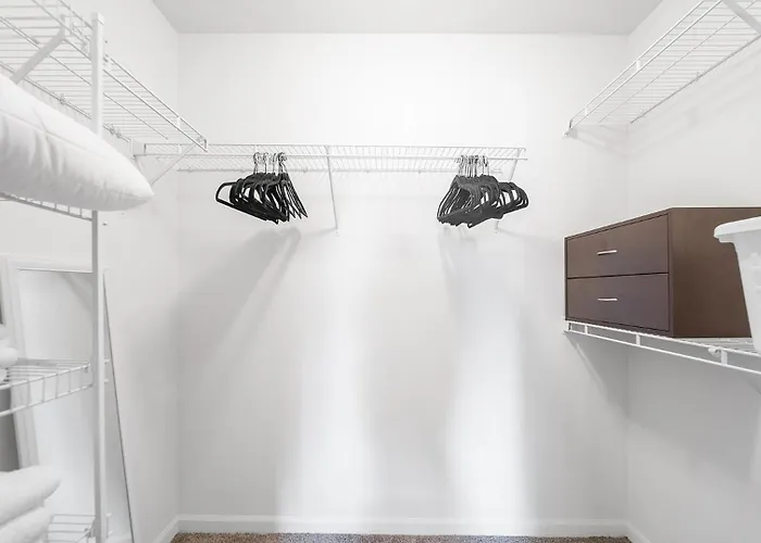Landing Incredible 1bd Tennis Court Gym * West Dundee