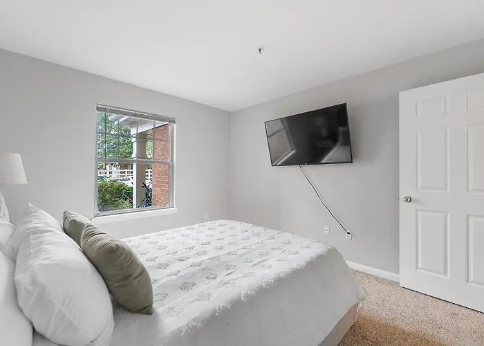 Landing Incredible 1bd Tennis Court Gym Apartment West Dundee