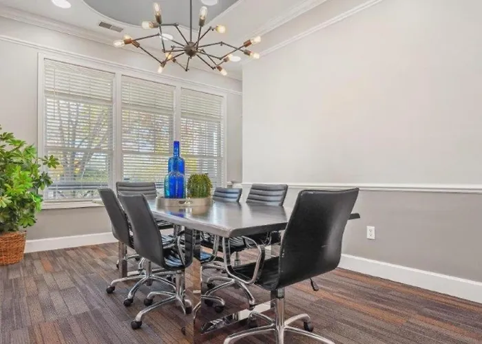 Landing Incredible 1bd Tennis Court Gym West Dundee