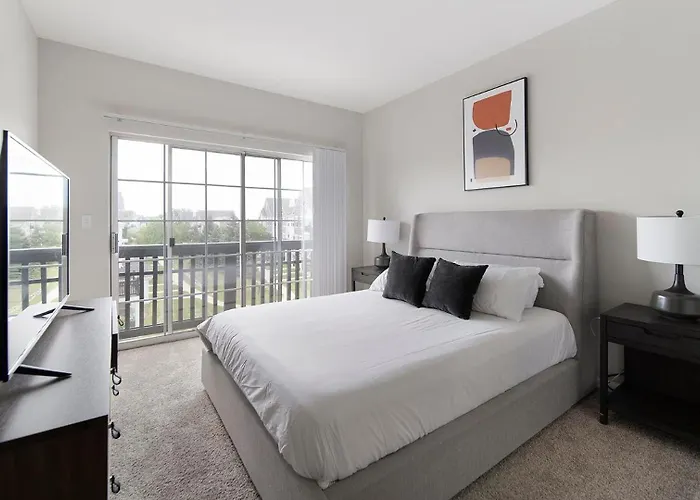 Landing Incredible 1bd Tennis Court Gym