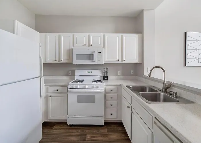 Landing Incredible 1bd Tennis Court Gym Apartment