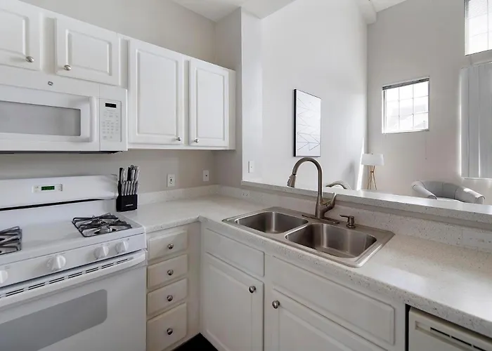 Landing Incredible 1bd Tennis Court Gym Apartment *