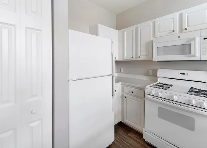Landing Incredible 1bd Tennis Court Gym West Dundee