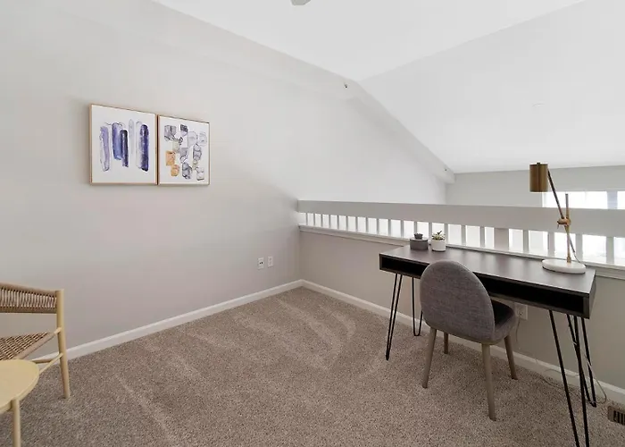 Landing Incredible 1bd Tennis Court Gym *