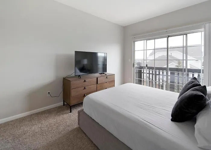 Landing Incredible 1bd Tennis Court Gym * West Dundee