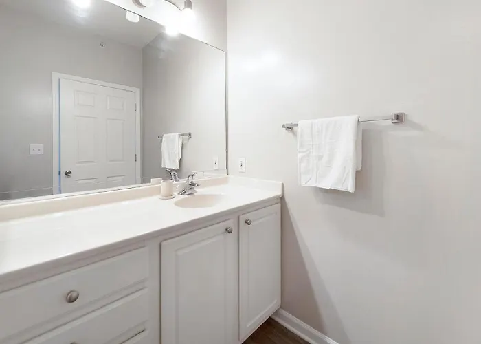 Landing Incredible 1bd Tennis Court Gym * West Dundee