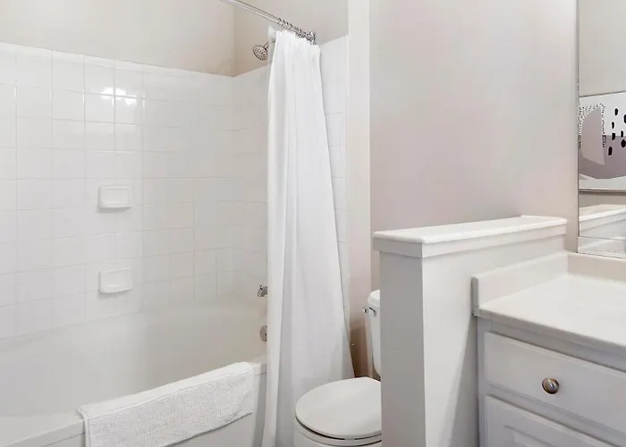 Landing Incredible 1bd Tennis Court Gym West Dundee