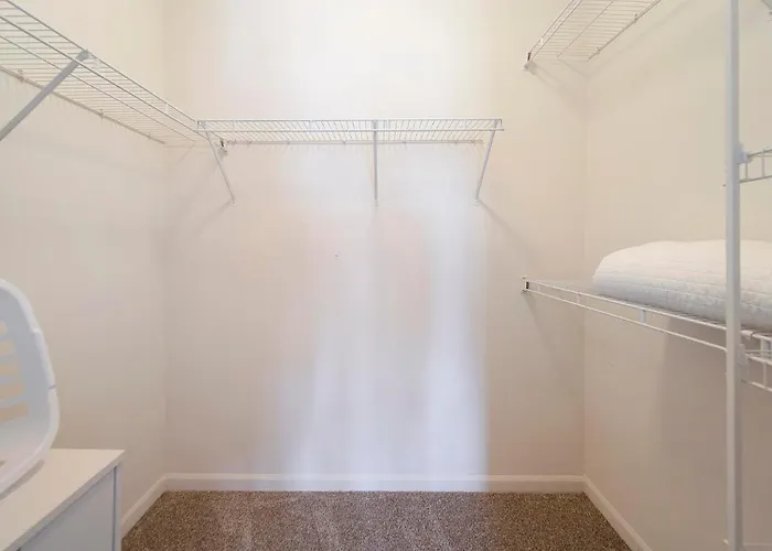 Landing Incredible 1bd Tennis Court Gym Apartment